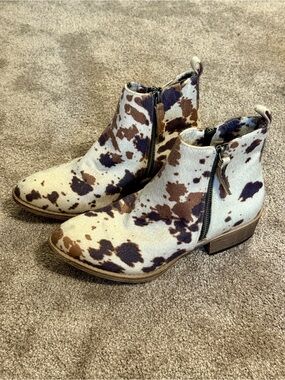 Women's faux Cowhide Print Ankle Boots - Brown & White